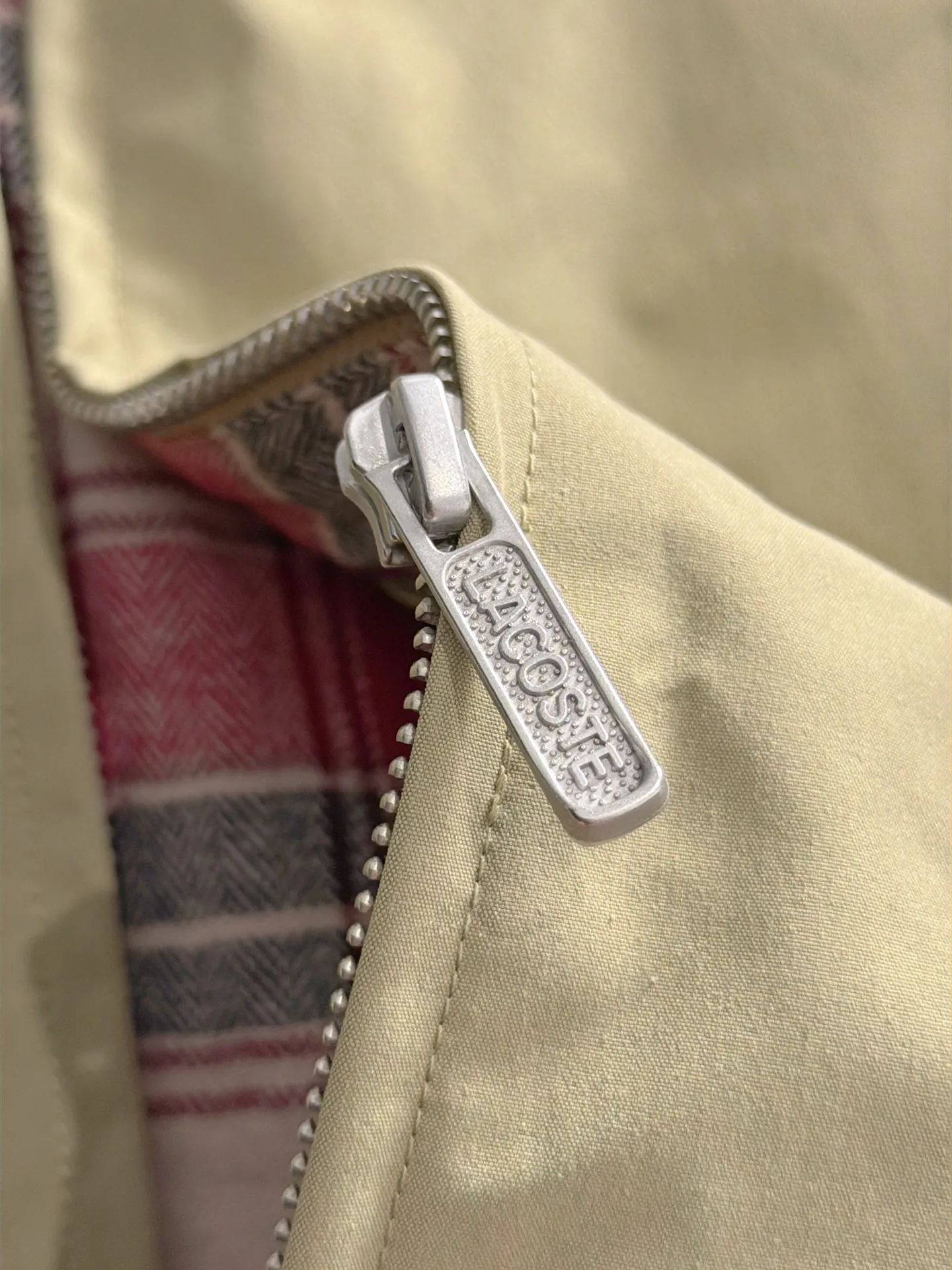 LACOSTE French crocodile Lacoste 2026 Newest Arrival windbreaker jacket. Customized dyed fabrics, overall casual and upscale. The fabric texture is relatively thin, very light, comfortable on the upper body, and suitable for autumn and winter wear. Simple lines, customized hardware zippers, elegant and concise style, lightweight and comfortable to wear, very urban luxury and low-key elegance, with a casual and lazy feeling, the upper body effect is very good, quite wide and stylish, natural drape, simple and elegant! Top luxury Classic The style item is gentle and high-end, quiet but full of power. It perfectly conveys the brand's sense of trend and recognition. The upper body is super cool and stylish, and extremely luxurious. It shows your rank, strength and taste from all aspects! The overall grade is even more obvious. The upper body is comfortable and unconstrained, with a casual and loose effect. Size:48-56